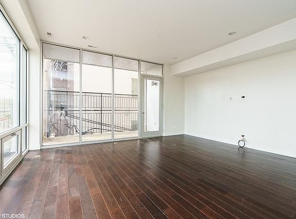 3rd image of 514 N Damen Ave #2S