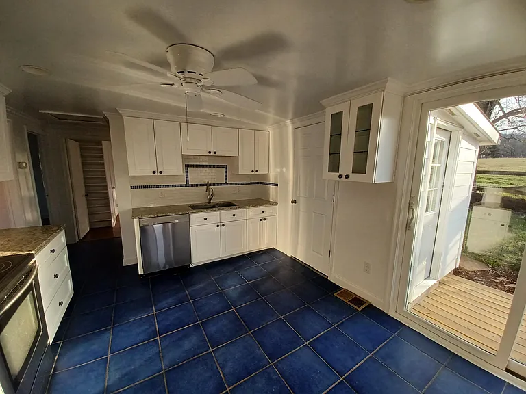 eat-in kitchen