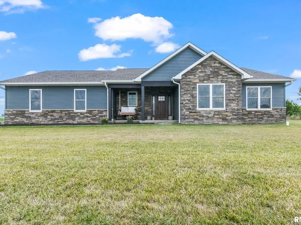 1016 Centre Dr, Petersburg, IL 62675