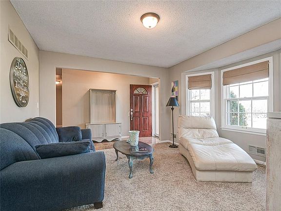4th image of 2524 NW Meadowview Cir