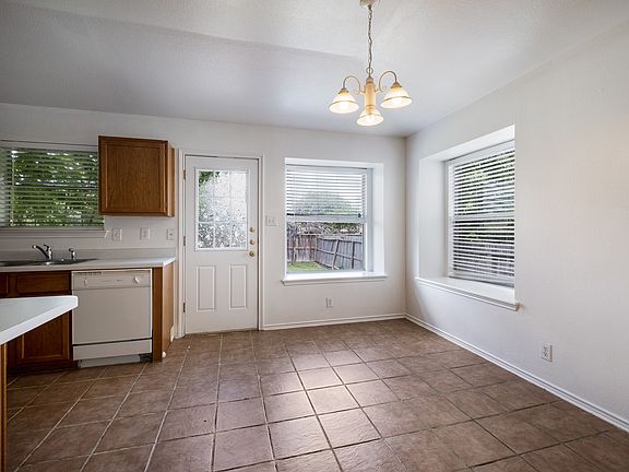 5th image of 5016 Crestwood Hill Dr