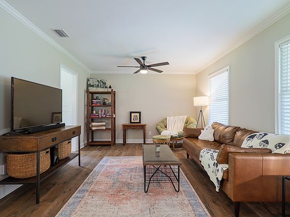 5th image of 2213 Park Ln