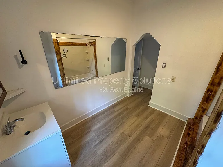317 Queen St — Photo 17