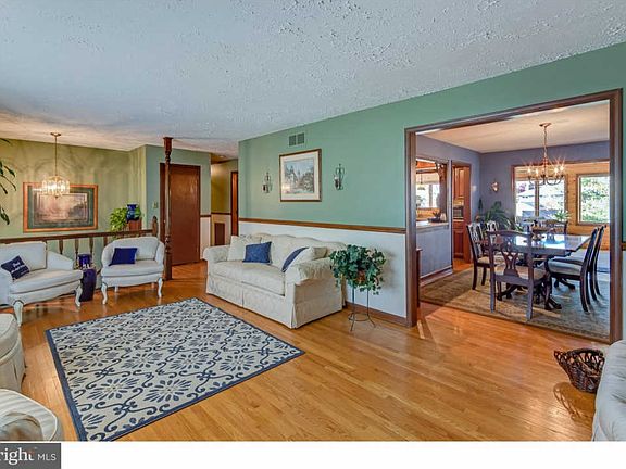 2nd image of 328 Shagbark Ct