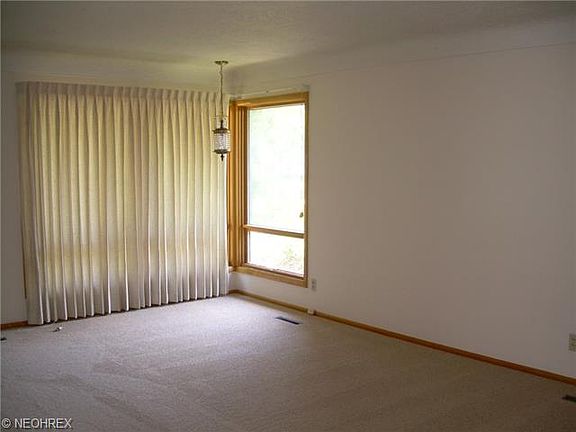 3rd image of 1824 Thornapple Ave
