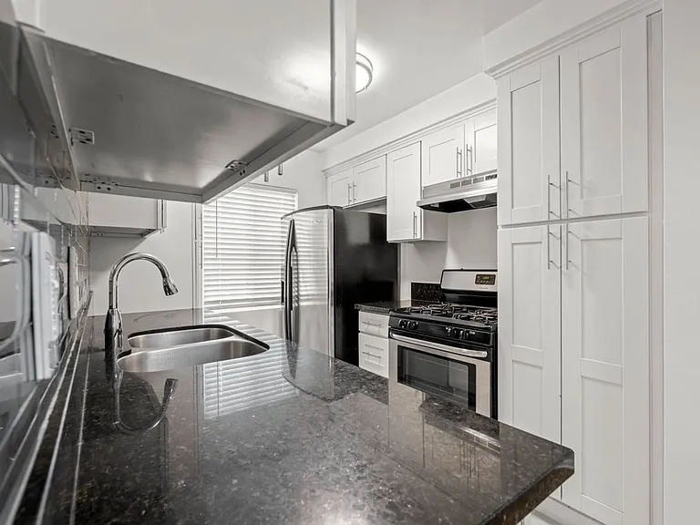 607 N Flores St — Photo 2