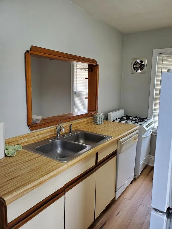 1239 Eggert Rd — Photo 2