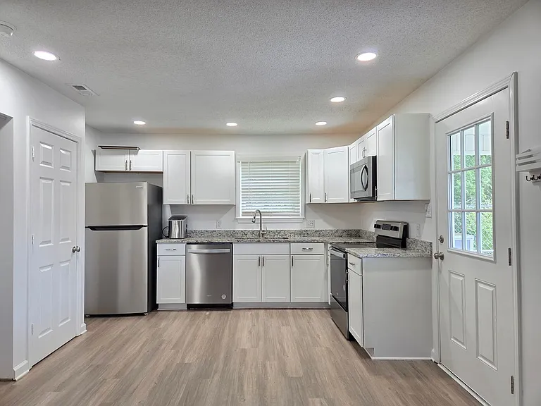 217 Foxwood Dr — Photo 4