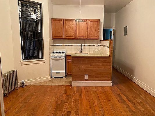 3rd image of 605 E 11th St APT 1