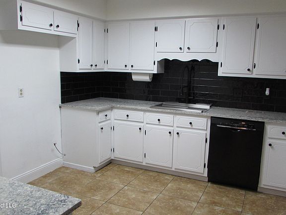3rd image of 105 Eagle Feather Ln