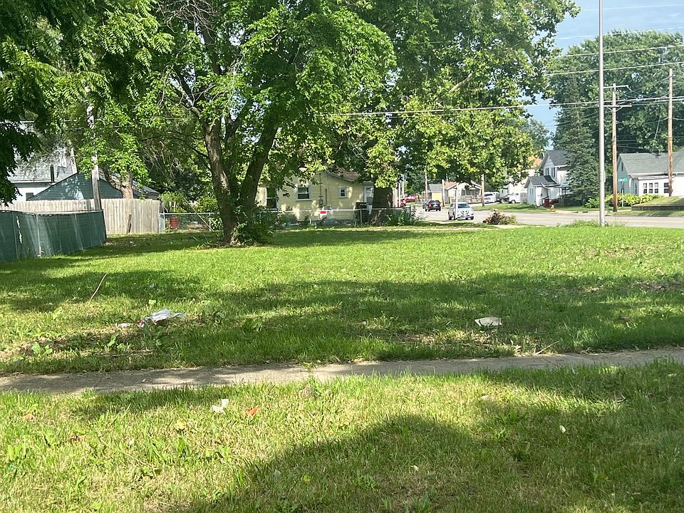 2nd image of 1202 N Hickory St