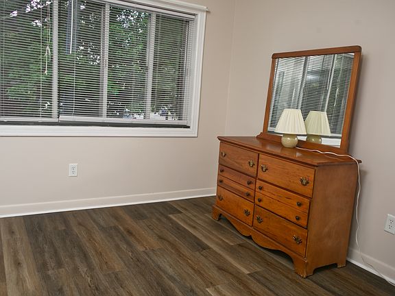 5th image of 206 S Elm St #O