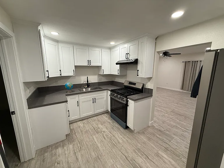 Hemlock Ave — Photo 1