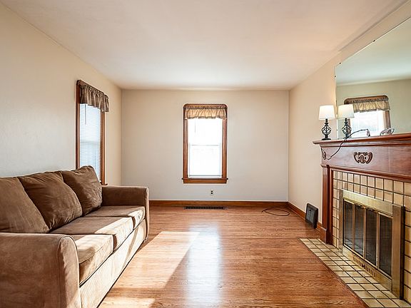 4th image of 325 Sturges Ave