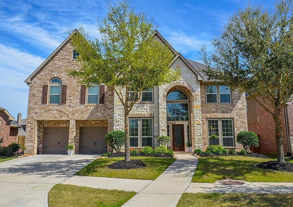 Beautiful 6 bedroom Perry Home located in the Shadow Glen neighborhood of Riverstone.