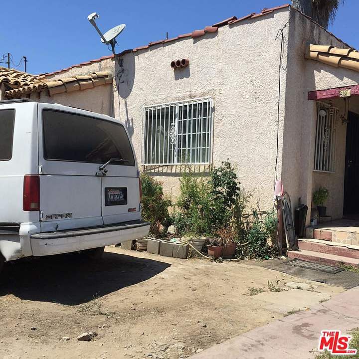 2nd image of 924 W 82nd St
