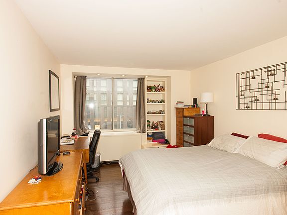 5th image of 275 Greenwich St APT 5K