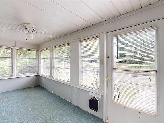 3rd image of 1488 Redwood Ave