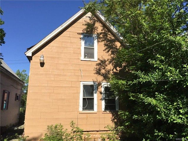 2nd image of 165 Leslie St