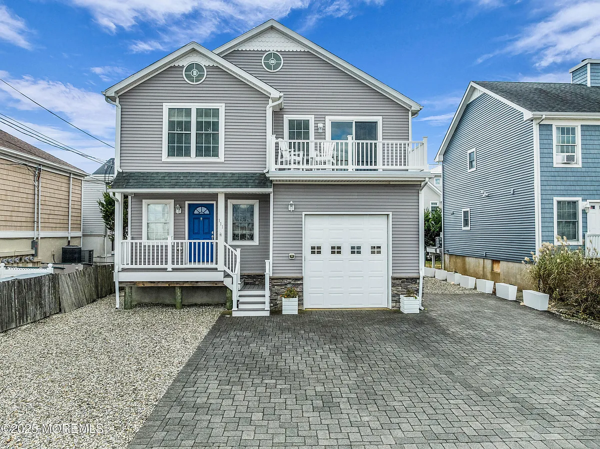 Building Photo - 111 7th Ave