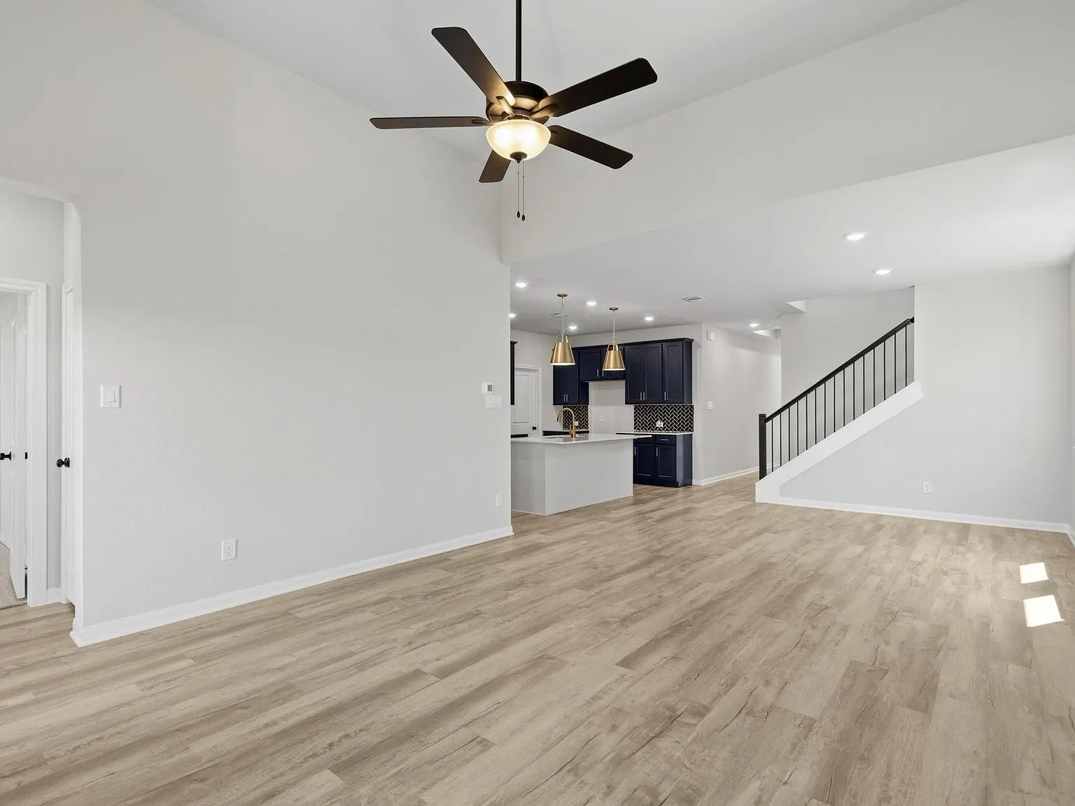 4 bed, 3.0 bath, 2354 sqft, $3,100 — Photo 3