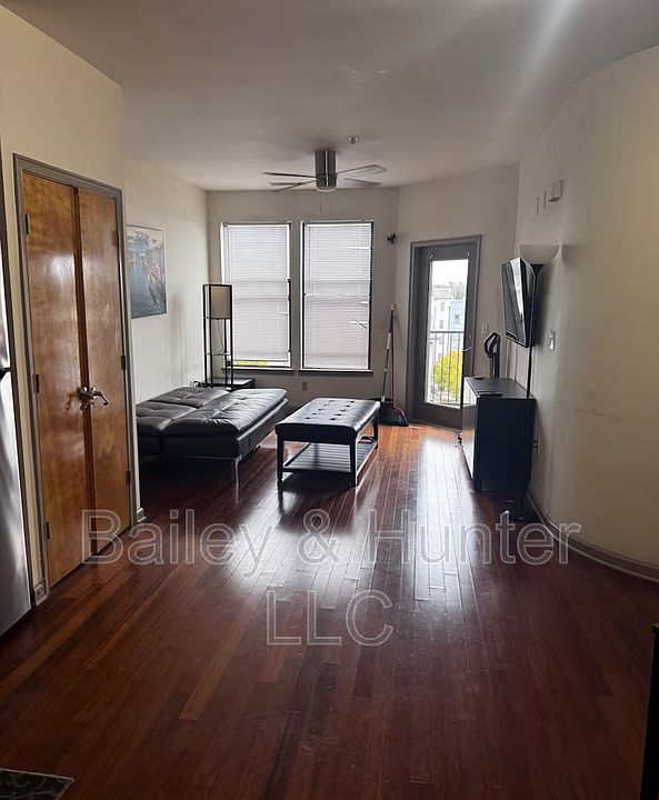 1st image of 898 Oak St SW Unit 1425