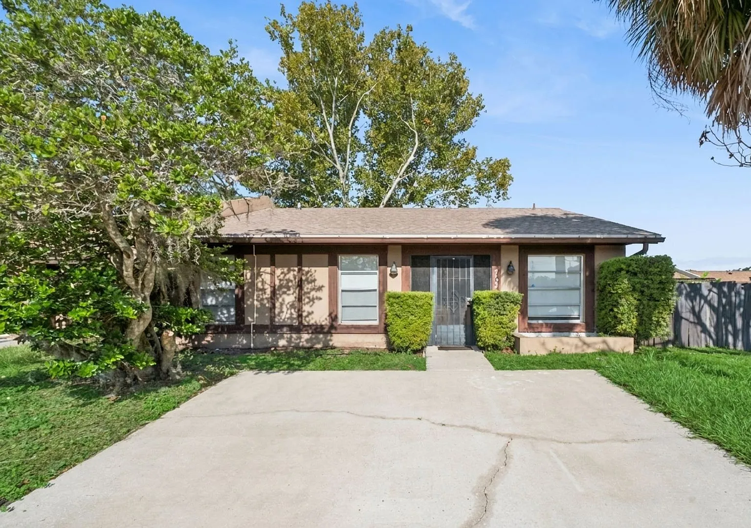 3 BR / 2 BA Home In Royal Manor Villas — Photo 1