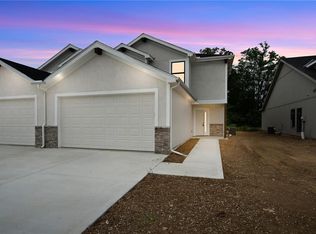 714 & 712 Ridge Dr, Smithville, MO 64089