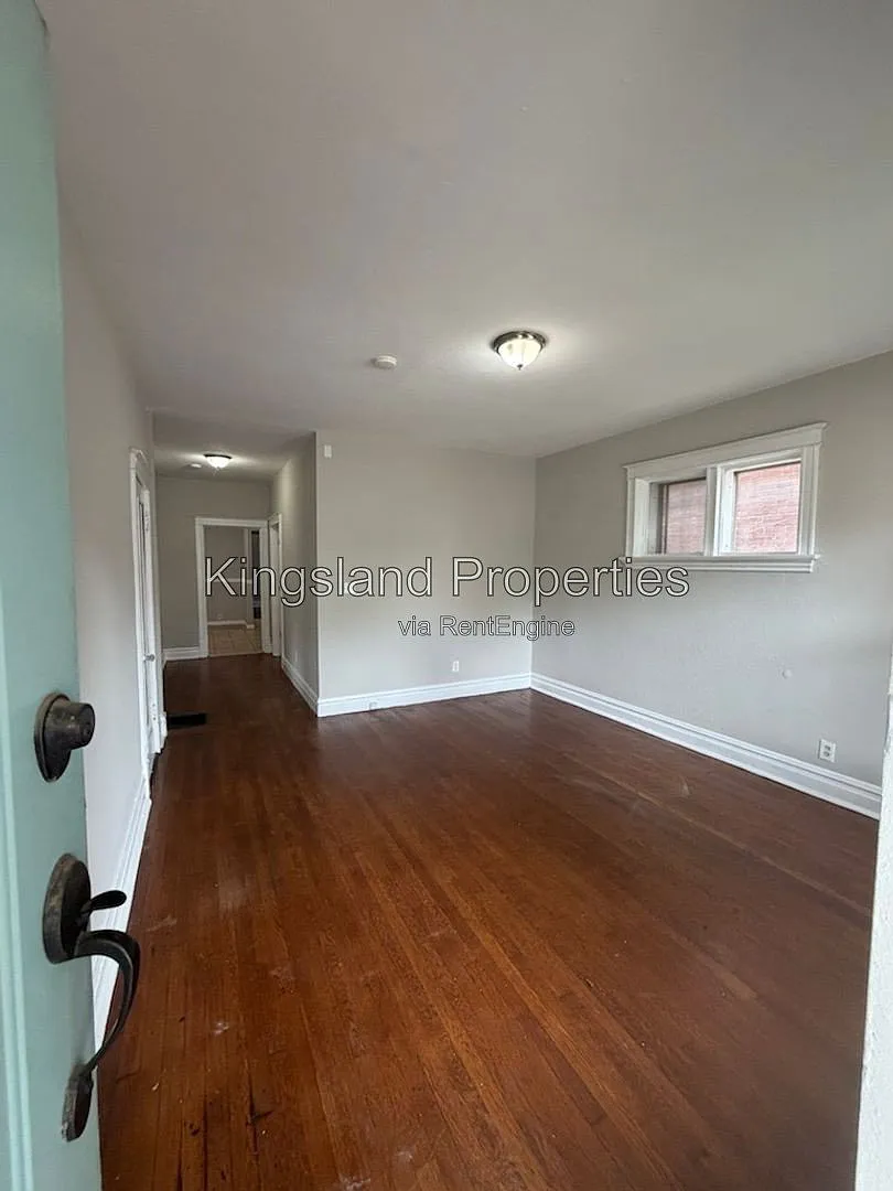 2 bed, 1.0 bath, 980 sqft, $1,000 — Photo 1