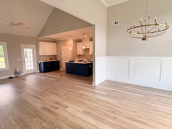 3rd image of 225 Lakes Dr