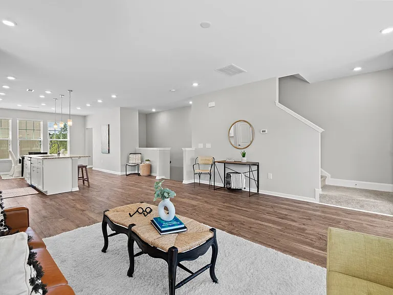 1136 Commack Dr — Photo 4