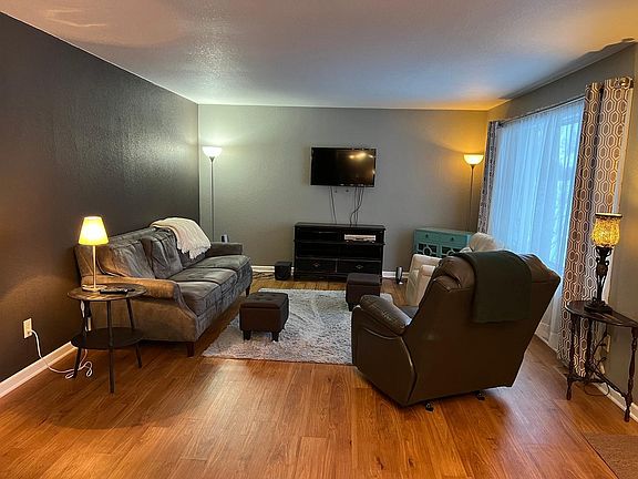 4th image of 900 Woodfern Dr
