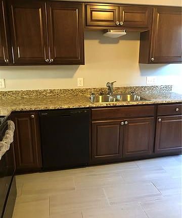 5th image of 44 Brandon Hall Dr APT C
