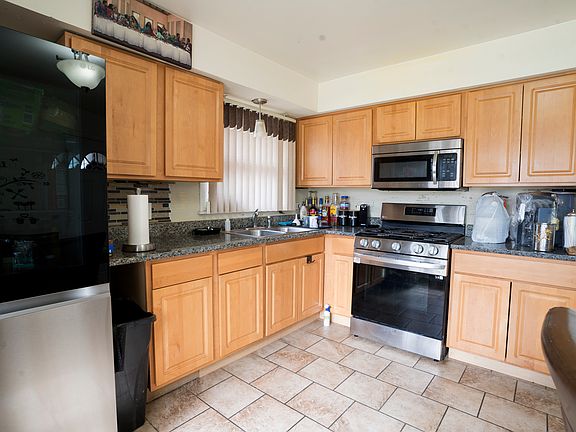 4th image of 3009 Longfellow Ave