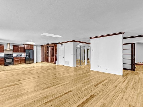 5th image of 1110 Gaywood St
