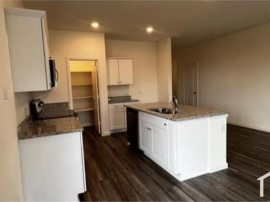 5 bed, 2300 sqft, $3,500 — Photo 2