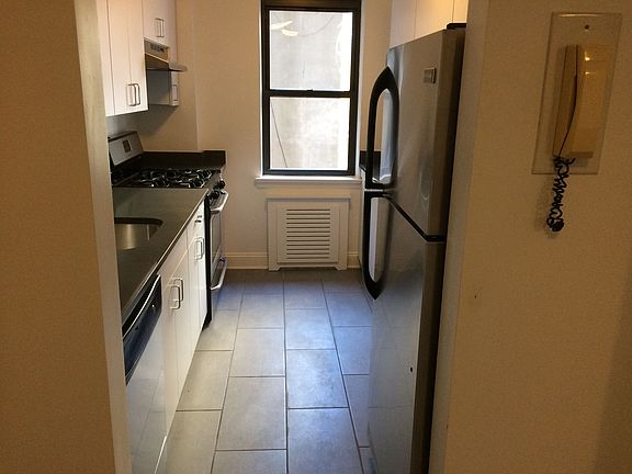 3rd image of 20 Beekman Pl APT 5A