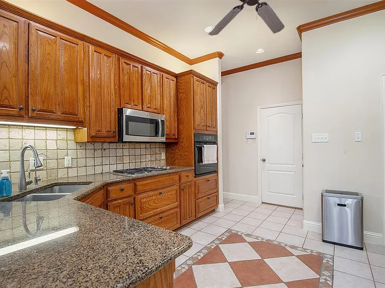 6925 Katherine Ct — Photo 7