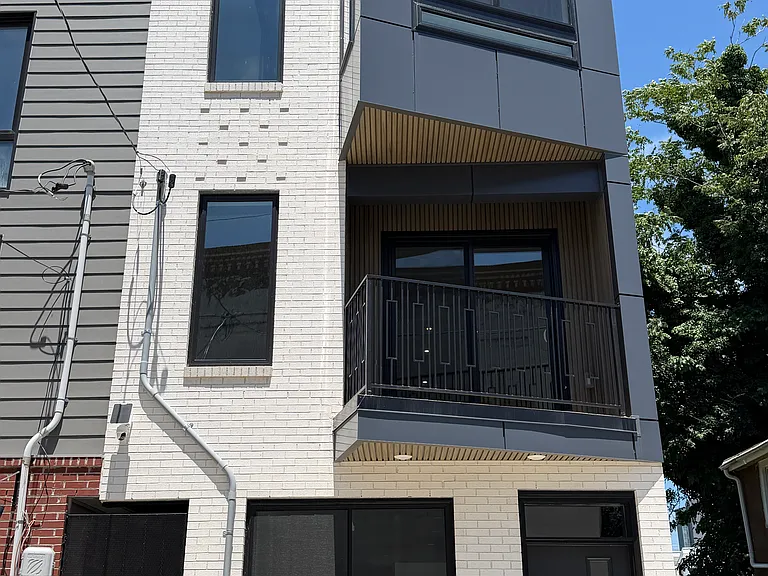 1513 W Stiles St #2 — Photo 2