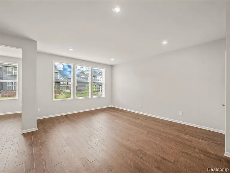 4837 Glenora Dr — Photo 17