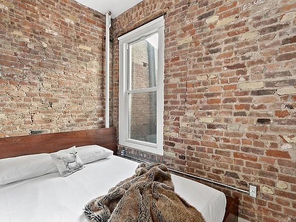 5th image of 225 E 4th St APT 17