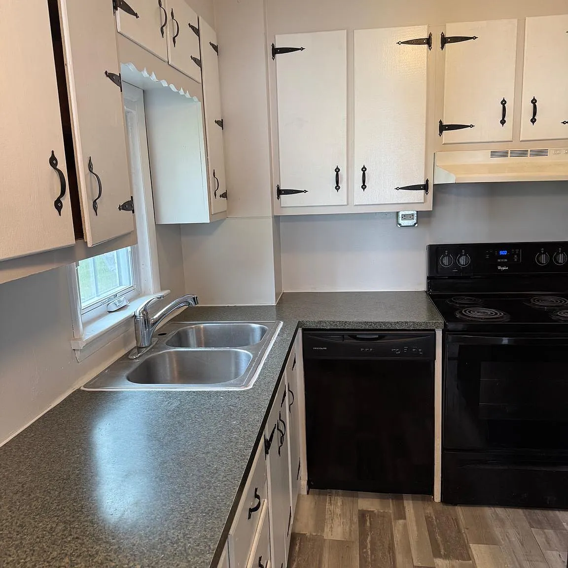 3 bed, 1040 sqft, $1,595 — Photo 2