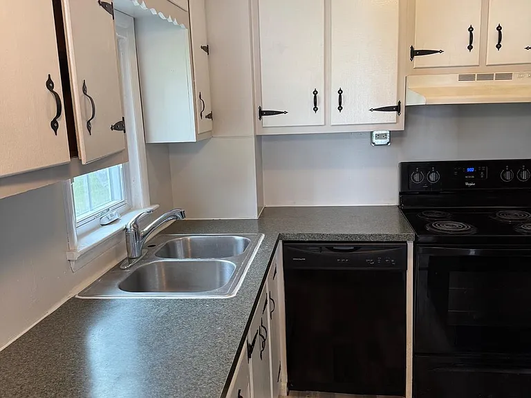 102 E Park St — Photo 2