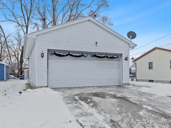 228 58th St SE, Kentwood, MI 49548