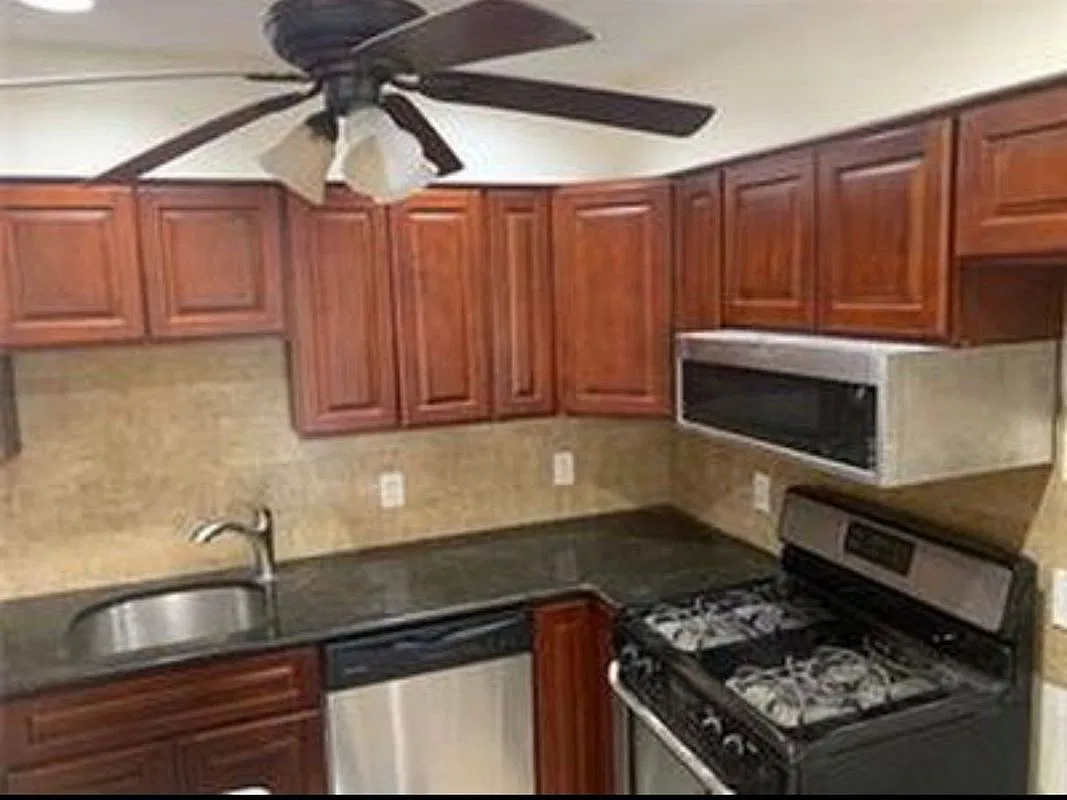 2 bed, 1.0 bath, 800 sqft, $2,950 — Photo 2