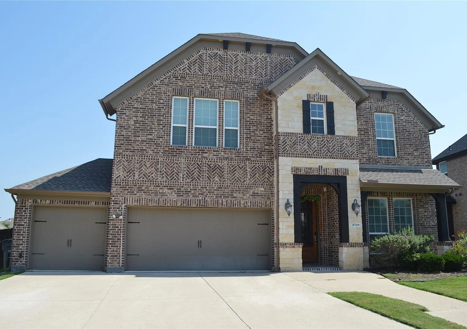 This well-maintained,4 Bedroom gorgeous former Model Home. — Photo 1