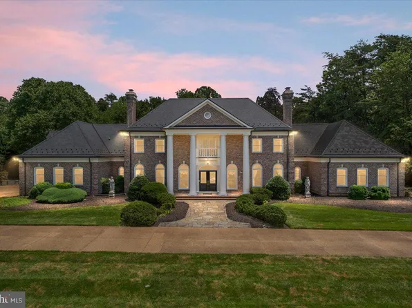 2401 Oakmont Ct, Oakton, VA 22124