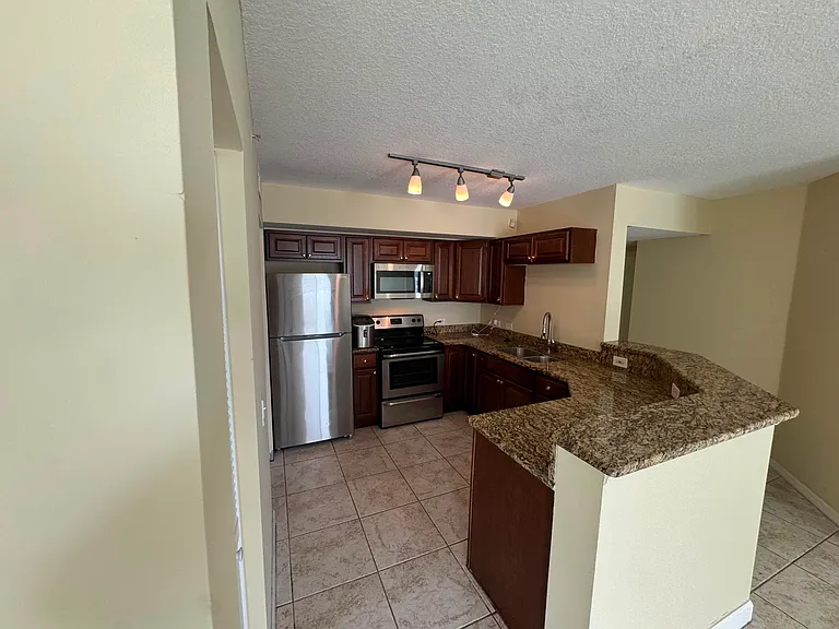 201 Villa Cir #201 — Photo 5