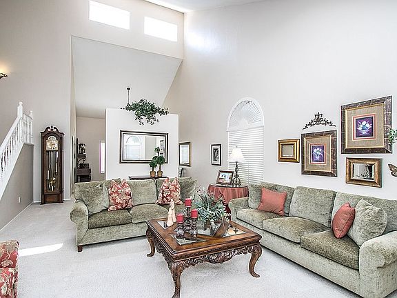 Very light, vaulted ceiling