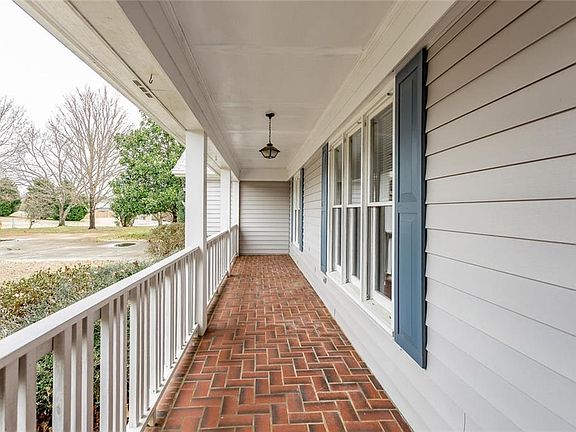 4th image of 13 Crescent Dr